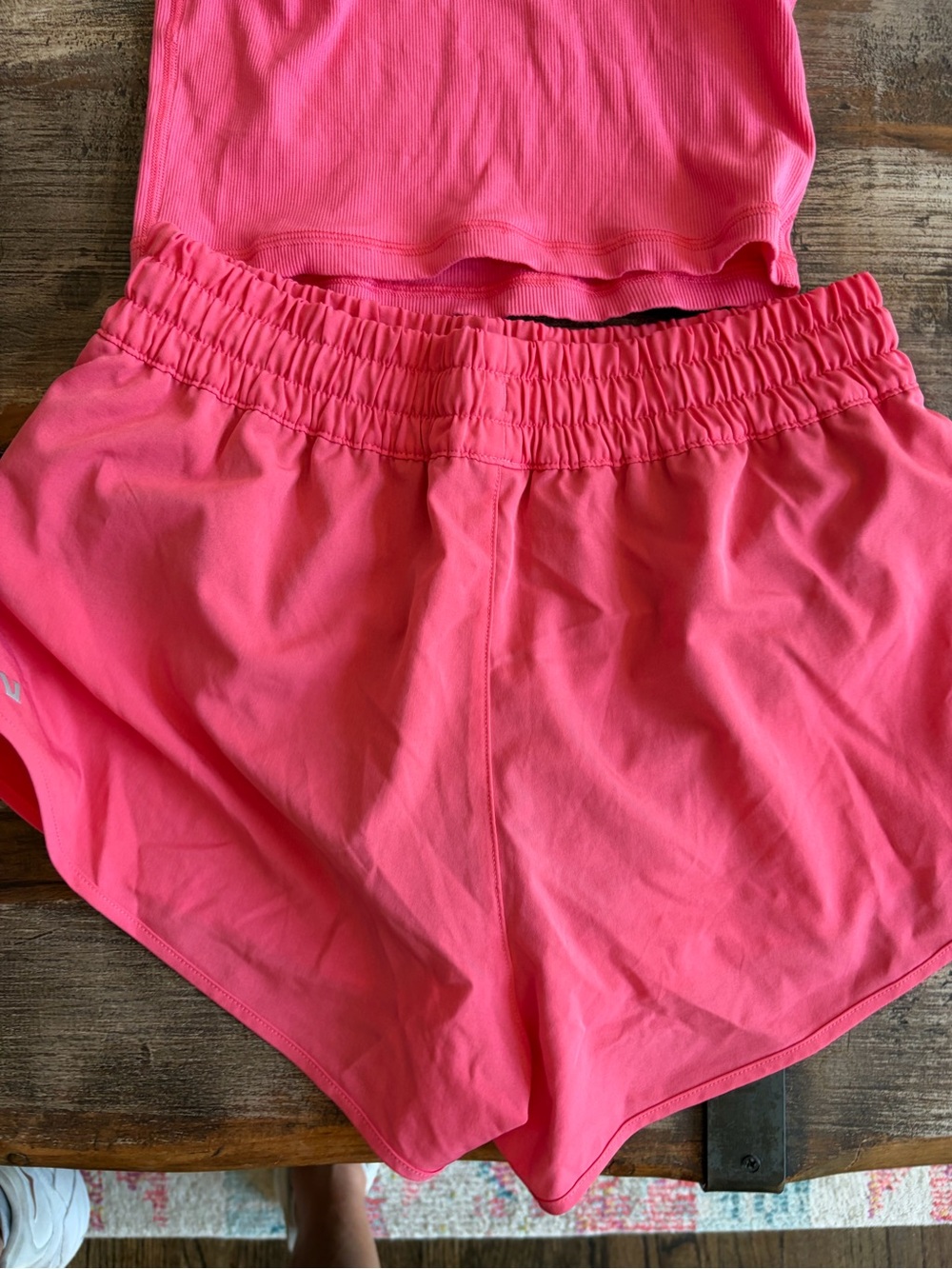 Vuori Pink Women’s Athletic Shorts and matching tank sz xs - Picture 4 of 5